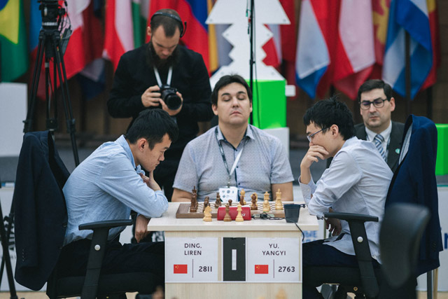 FIDE - International Chess Federation - Wesley So with the young fans after advancing to Quarterfinals