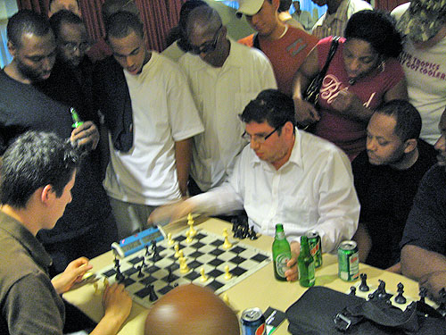 FM Eric Hansen playing Yaacov Norowitz in a blitz session.