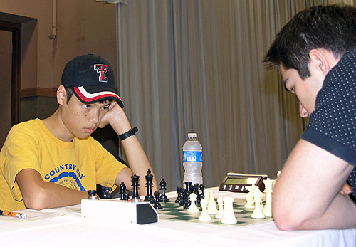 GM Ray Robson (USA) vs. GM Mesgen Amanov(Turkmenistan). Photo by Daaim Shabazz.