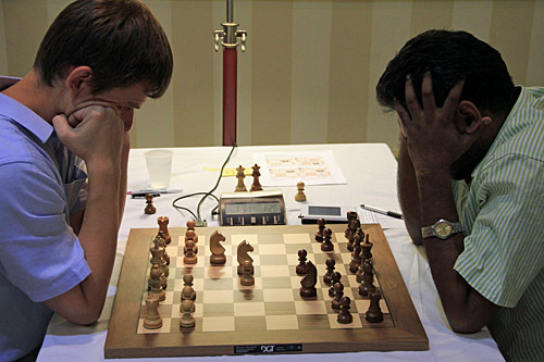 GM Sergei Azarov (Belarus) - GM Deepan Chakkravarthy (India), 1/2. Photo by Daaim Shabazz.