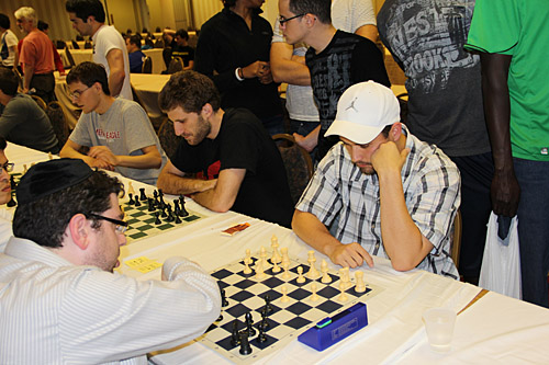 Blitz: Yaacov Norowitz vs. William Aramil, 2-0. Photo by Daaim Shabazz.