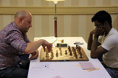 GM Alexander Shabalov-GM S P Sethuraman, 1/2. Photo by Daaim Shabazz.