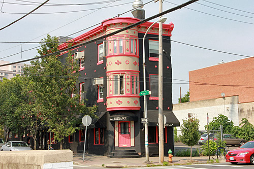 Not sure what this building is, but it is very nice! Photo by Daaim Shabazz.