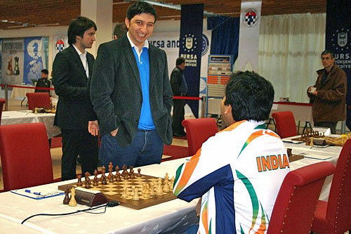 Vugar Gashimov chats with Surya Ganguly, a long-time foe from junior days. Gashimov would not be smiling after the match. India defeated Azerbaijan for a minor upset. 