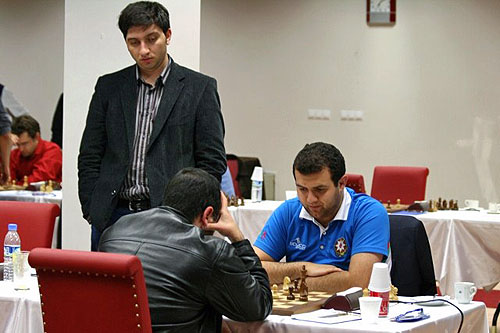 Vugar Gashimov kibitzes Athanasios Mastrovasilis-Rauf Mamedov. The game was draw, but the Azeri team won 3-1 putting them in joint 3rd with India place for medal contention.